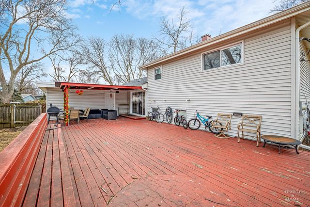 1923 E Pawnee Lane, Mount Prospect, IL 60056
