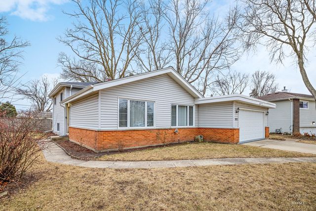 1923 E Pawnee Lane, Mount Prospect, IL 60056