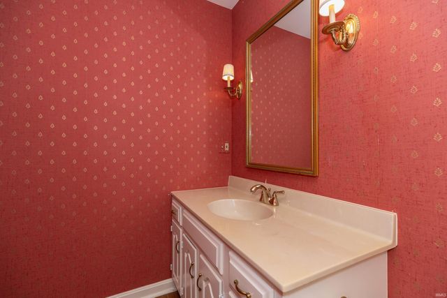 728 Kingswood Drive Court, Evansville, IN 47715