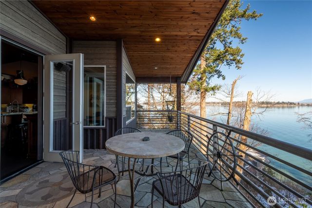 1822 Seacrest Drive, Lummi Island, WA 98262