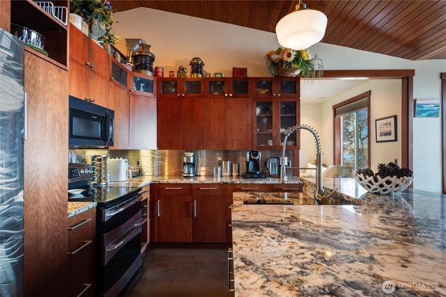 1822 Seacrest Drive, Lummi Island, WA 98262