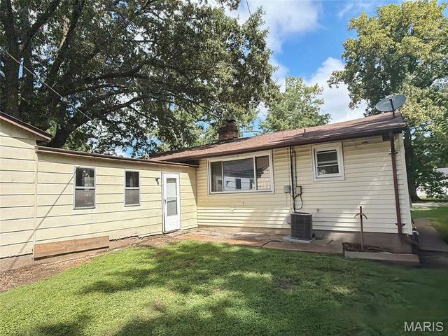 1572 Farmview Avenue, St Louis, MO 63138