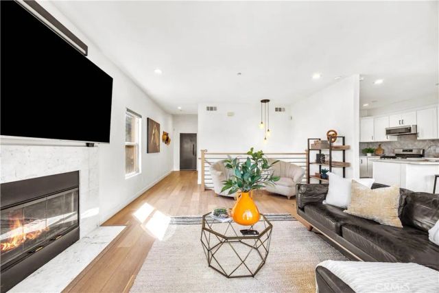 3822 Clayton Avenue, Los Angeles, CA 90027