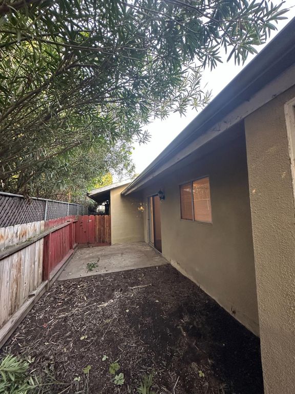 Image 16 of property listing at 1108 Pierce Drive # 102, Clovis, CA 93612