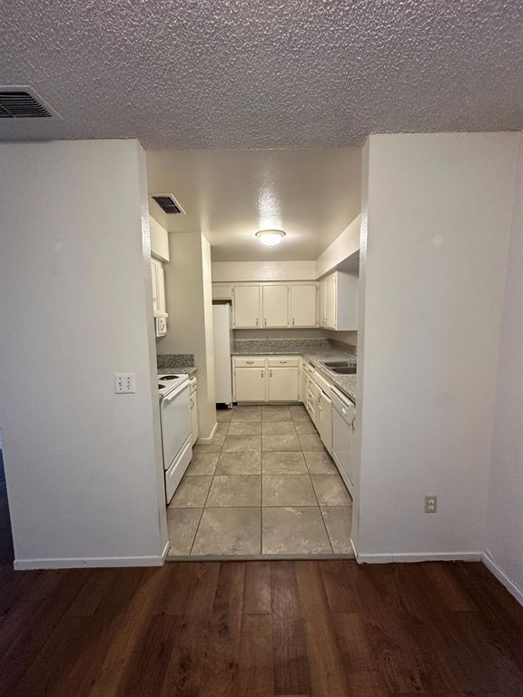 Image 5 of property listing at 1108 Pierce Drive # 102, Clovis, CA 93612