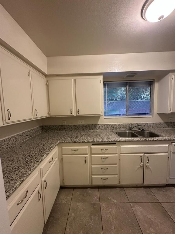 Image 8 of property listing at 1108 Pierce Drive # 102, Clovis, CA 93612