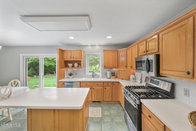 8127 Silverstone Drive, Waterville, OH 43566