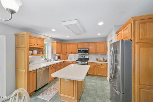 8127 Silverstone Drive, Waterville, OH 43566