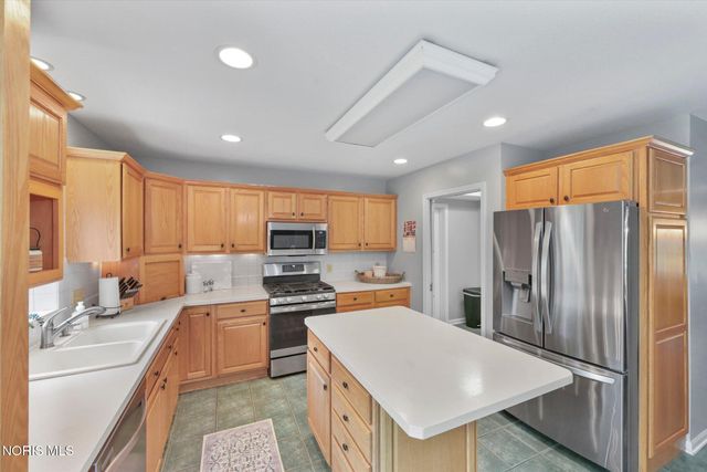 8127 Silverstone Drive, Waterville, OH 43566