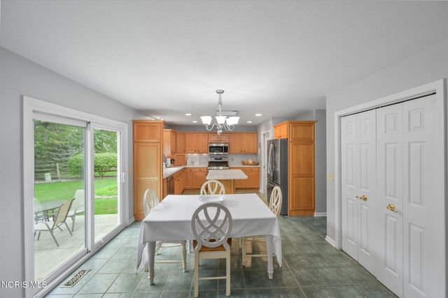8127 Silverstone Drive, Waterville, OH 43566