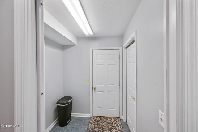8127 Silverstone Drive, Waterville, OH 43566