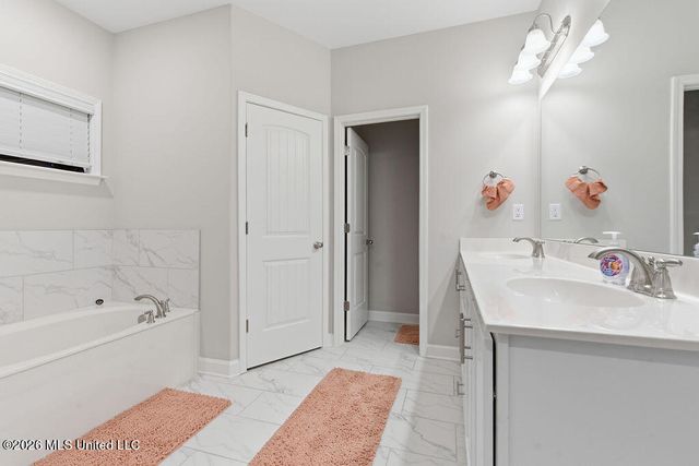 9115 S Lakeside Circle, Walls, MS 38680