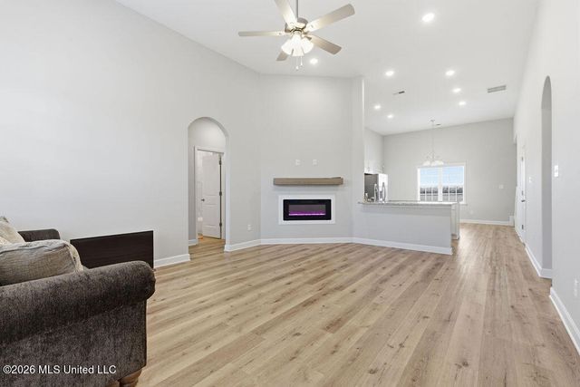 9115 S Lakeside Circle, Walls, MS 38680