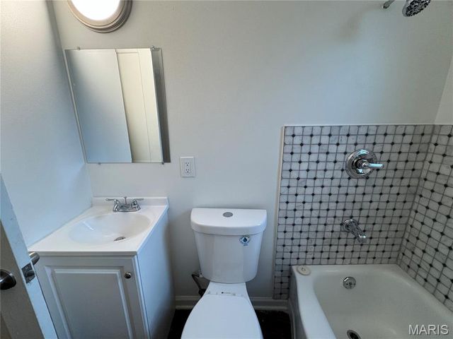 8 Oakwood Avenue, Webster Groves, MO 63119