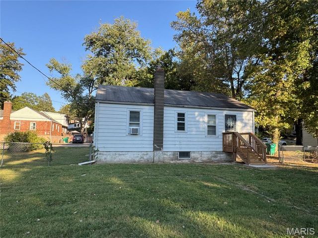 8 Oakwood Avenue, Webster Groves, MO 63119