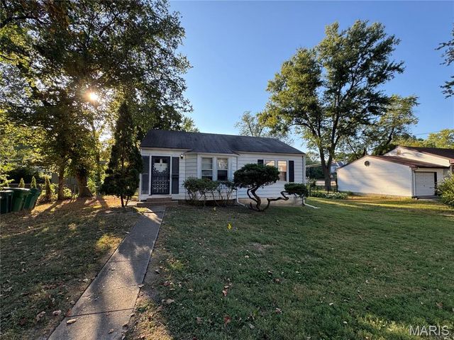 8 Oakwood Avenue, Webster Groves, MO 63119