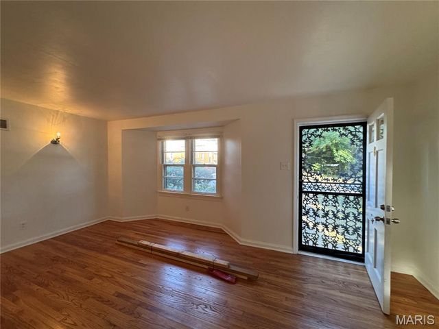 8 Oakwood Avenue, Webster Groves, MO 63119