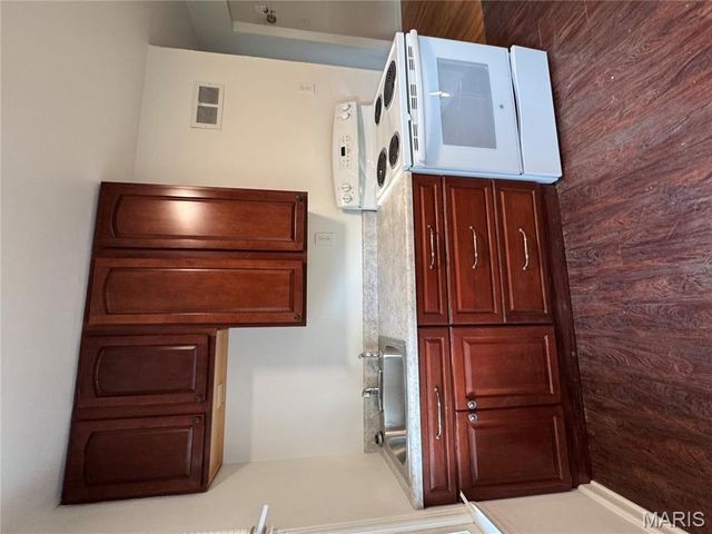 8 Oakwood Avenue, Webster Groves, MO 63119