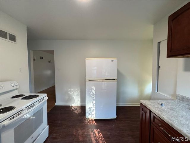 8 Oakwood Avenue, Webster Groves, MO 63119