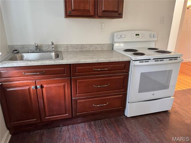 8 Oakwood Avenue, Webster Groves, MO 63119