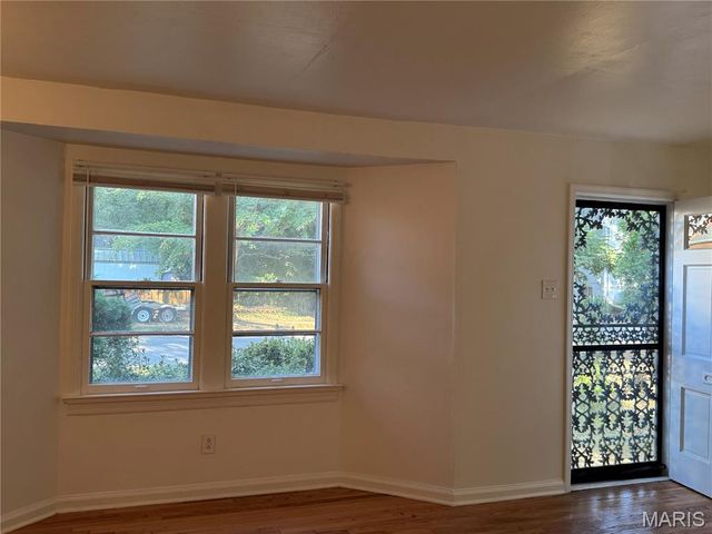 8 Oakwood Avenue, Webster Groves, MO 63119