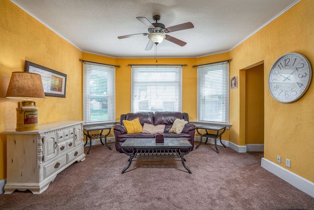 906 W 14th Street, Davenport, IA 52804