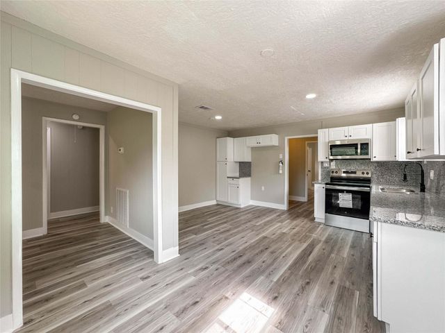 429 17th Avenue N, Texas City, TX 77590
