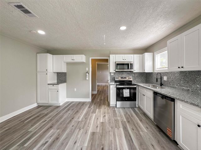 429 17th Avenue N, Texas City, TX 77590