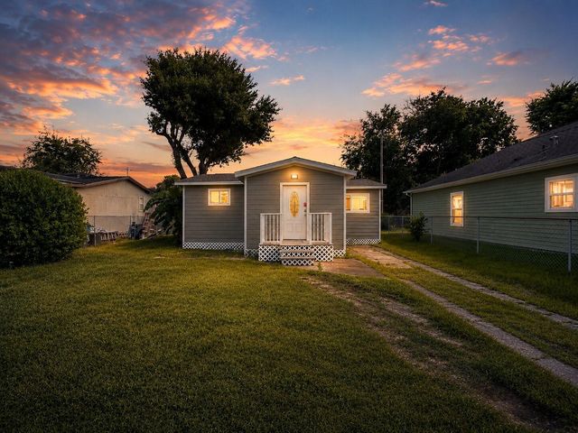 429 17th Avenue N, Texas City, TX 77590