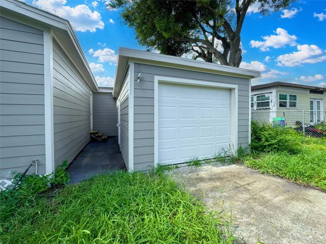 429 17th Avenue N, Texas City, TX 77590