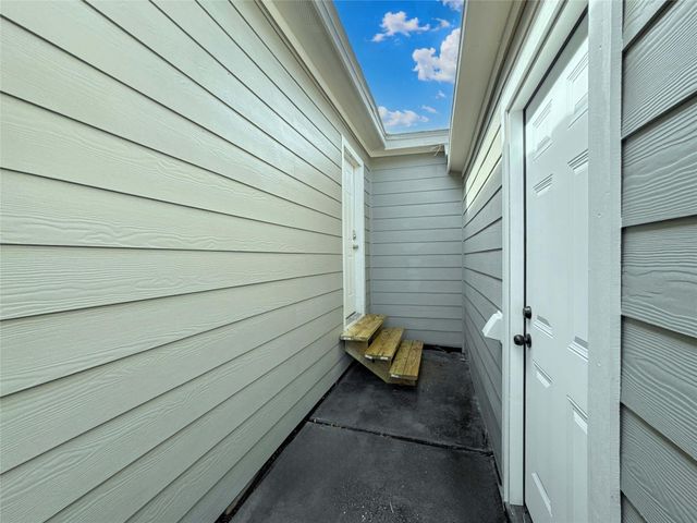 429 17th Avenue N, Texas City, TX 77590