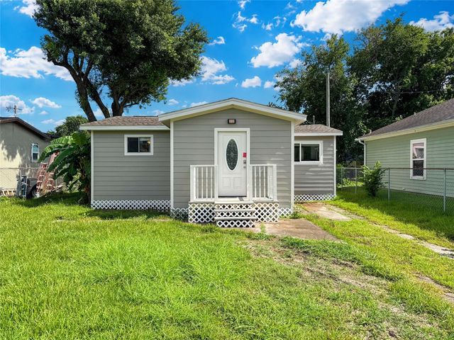 429 17th Avenue N, Texas City, TX 77590
