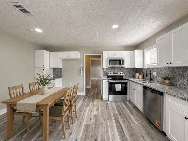 429 17th Avenue N, Texas City, TX 77590