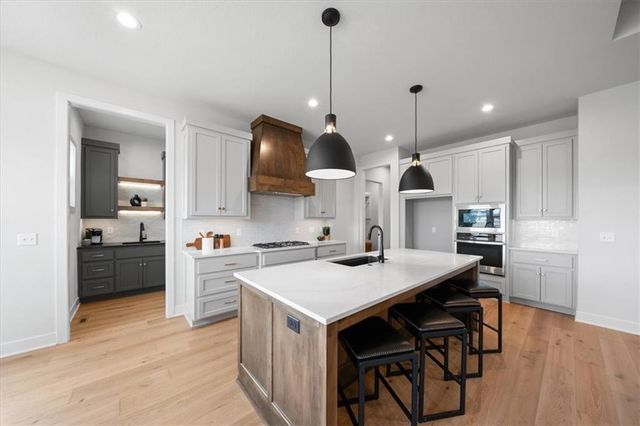 17210 S Heatherwood Street, Olathe, KS 66062