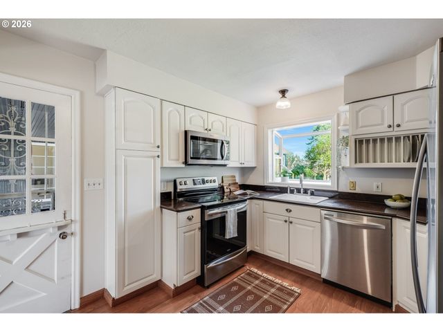 3566 Ne MAYWOOD Pl, Portland, OR 97220