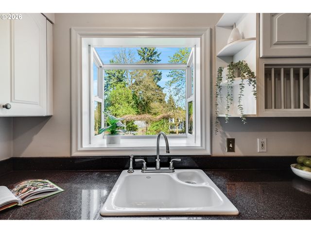 3566 Ne MAYWOOD Pl, Portland, OR 97220