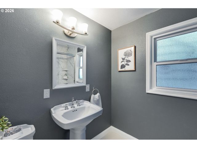 3566 Ne MAYWOOD Pl, Portland, OR 97220