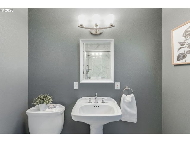 3566 Ne MAYWOOD Pl, Portland, OR 97220