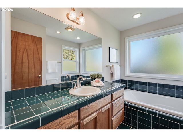 3566 Ne MAYWOOD Pl, Portland, OR 97220