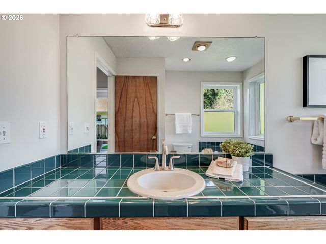 3566 Ne MAYWOOD Pl, Portland, OR 97220