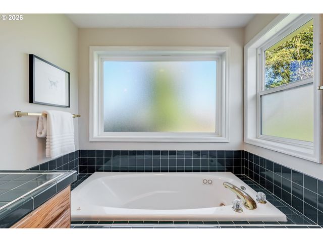 3566 Ne MAYWOOD Pl, Portland, OR 97220