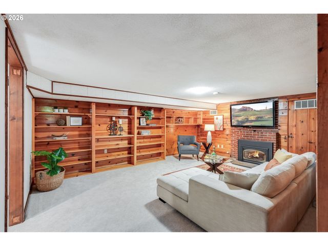 3566 Ne MAYWOOD Pl, Portland, OR 97220