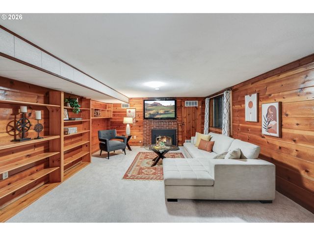 3566 Ne MAYWOOD Pl, Portland, OR 97220