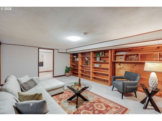 3566 Ne MAYWOOD Pl, Portland, OR 97220