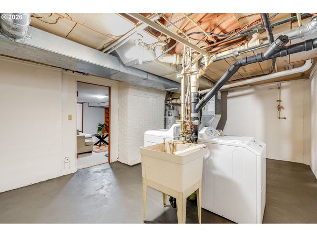 3566 Ne MAYWOOD Pl, Portland, OR 97220