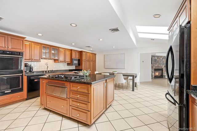 39 Lambert Lane, New Rochelle, NY 10804