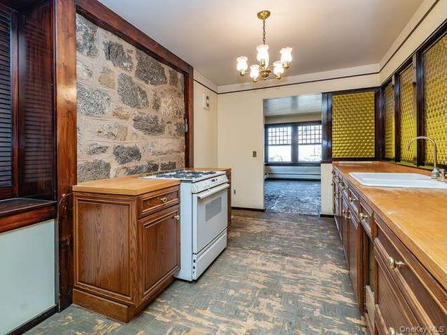 1425 Middle Neck Road, Sands Point, NY 11050