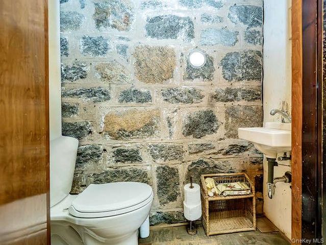 1425 Middle Neck Road, Sands Point, NY 11050