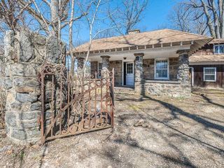 1425 Middle Neck Road, Sands Point, NY 11050