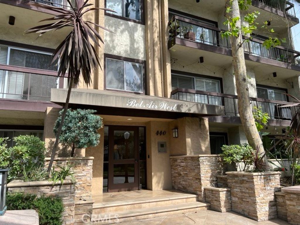 Image 16 of property listing at 440 Veteran Avenue 101, Westwood Century City, CA 90024